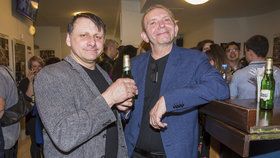 Po znovuobnovené premiéře se Radek Holub a Miroslav Vladyka osvěžili pivkem