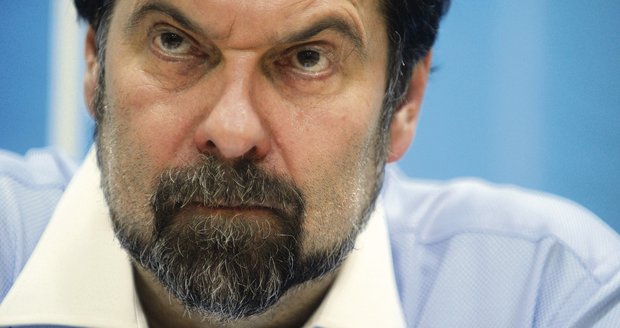 Ministr vnitra Radek John čelí tlaku na svou funkci