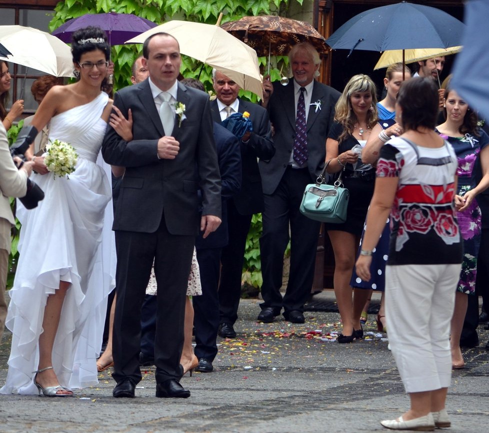 Svatba Johnovy dcery: Vzadu za novomanželi je vidět vysmátý Petr Štěpánek