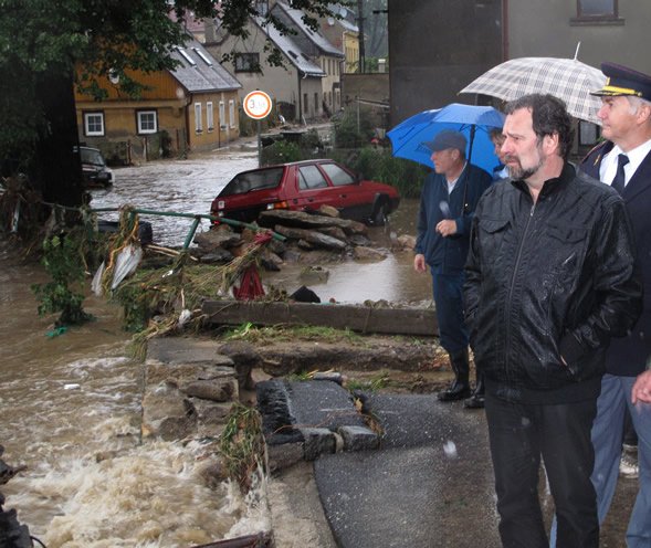 Ministr vnitra Radek John (vpravo) navštívil 7. srpna oblasti postižené záplavovou vlnou, mimo jiné i Chrastavu na Liberecku.