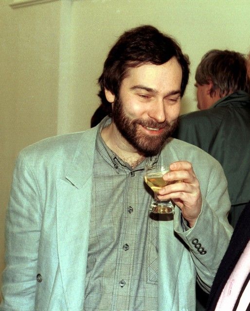 1994 -Reportér pořadu Na vlastní oči John (40) s neodmyslitelnou sklenkou vína.