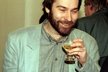 1994 -Reportér pořadu Na vlastní oči John (40) s neodmyslitelnou sklenkou vína.