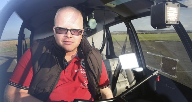 Radek Kuchař řídí vrtulník.
