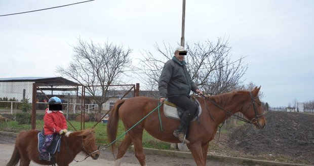 Pedofil Radek K. lákal malé děti na projížďku na koních, přitom mu šlo jen o sex s nimi.
