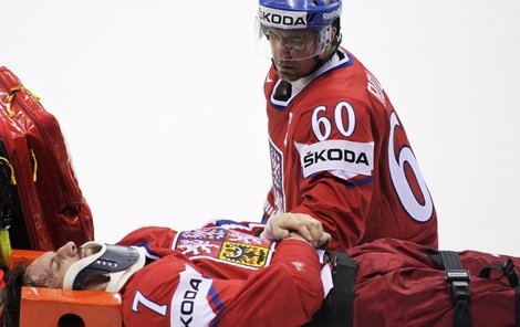 Kapitán českého týmu Tomáš Rolinek vyprovází zraněného Radka Martínka, měl o spoluhráče velký strach.