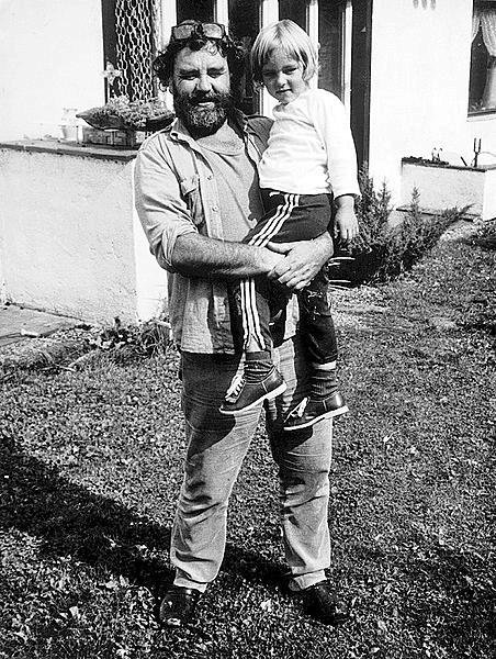1985. Radek Pilař s dcerou Marinou.