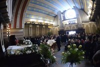 Pohřeb Radka zastřeleného policistou: Stovky lidí a bratr na nosítkách!