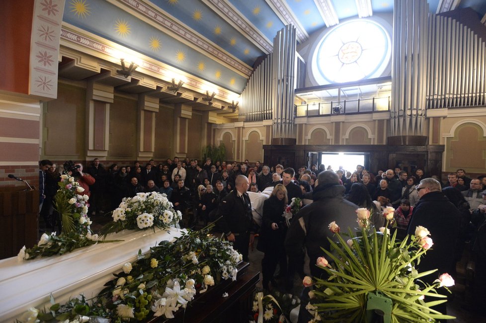 Pohřeb zastřeleného Radka byl velmi emotivní.