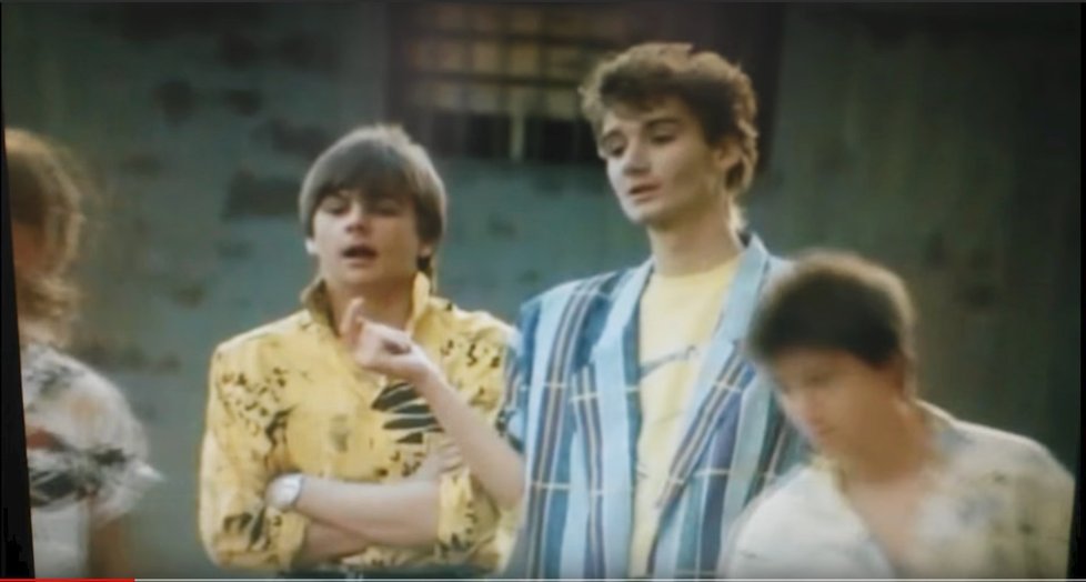 1987 - Radek Pospíšil (vlevo) jako člen Cáfovy bandy v Discopříběhu