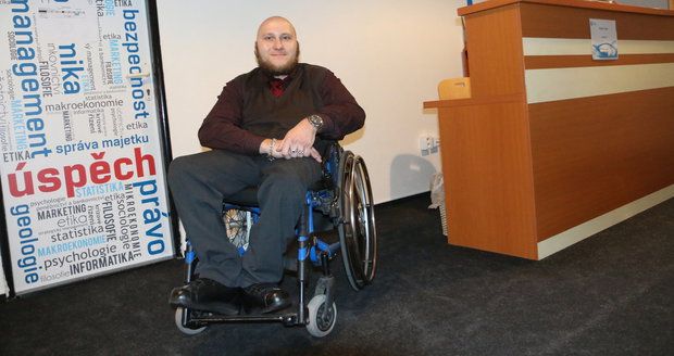 Radek Řehoř (30) se nesmířil se svým životním handicapem a studuje už druhý bakalářský obor na VŠ Karla Engliše v Brně. Rád by ještě získal titul magistra a MBA.