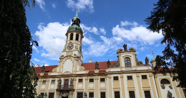 Barokní památka se nachází na Loretánském náměstí, je součástí Hradčan.