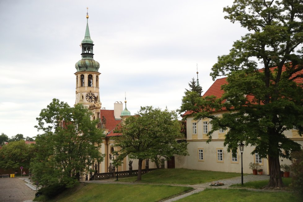 Pražskou Loretu, stejně jako Břevnovský klášter, stavěl architekt Kryštof Dientzenhofer.