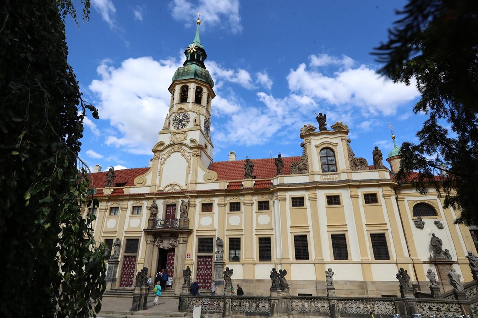 Pražskou Loretu, stejně jako Břevnovský klášter, stavěl architekt Kryštof Dientzenhofer.