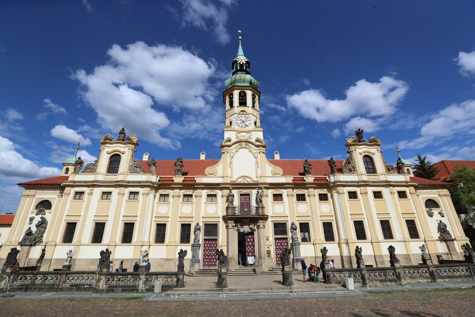 Pražskou Loretu, stejně jako Břevnovský klášter, stavěl architekt Kryštof Dientzenhofer.