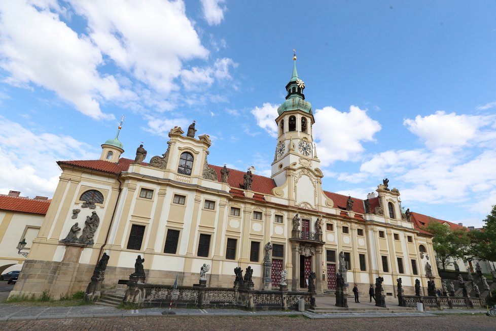 Pražskou Loretu, stejně jako Břevnovský klášter, stavěl architekt Kryštof Dientzenhofer.