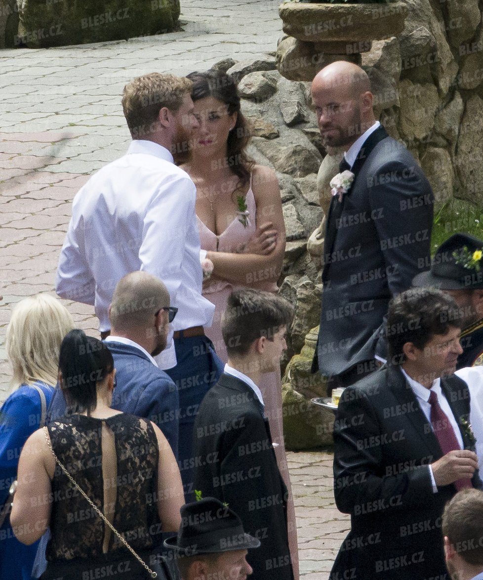 Jakub Voráček a jeho milenka Markéta. Usmívali se na sebe a očividně si spolu měli co říct.