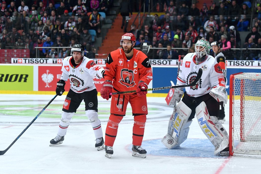 Anders Grönlund (vlevo) a Radek Smoleňák (vpravo) před brankou Frölundy