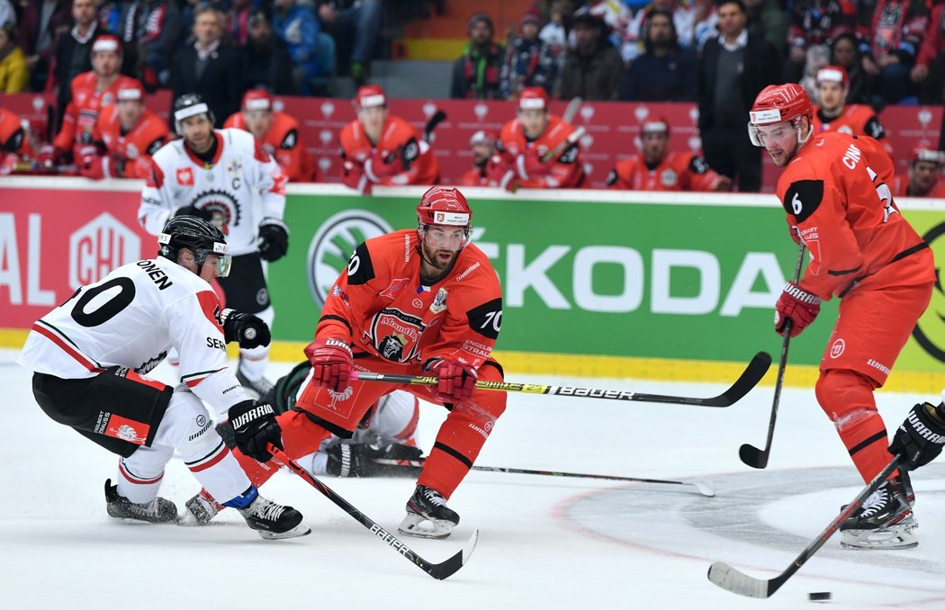 Radek Smoleňák (uprostřed) během finále Ligy mistrů v Hradci Králové