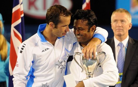 Vítězové čtyřhry Radek Štěpánek (vlevo) a Leander Paes.