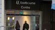 19.června. 2013, 21:31, Anglie - Eastbourne - Petra Kvitová přichází s koučem Davidem Kotyzou Kotyzou do hotelu Eastbourne Centre