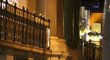 19.6. 2013, 22:39, Anglie - Eastbourne - Petra Kvitová mizí za tmy v hotelu Cavendish, kde bydlí Štěpánek
