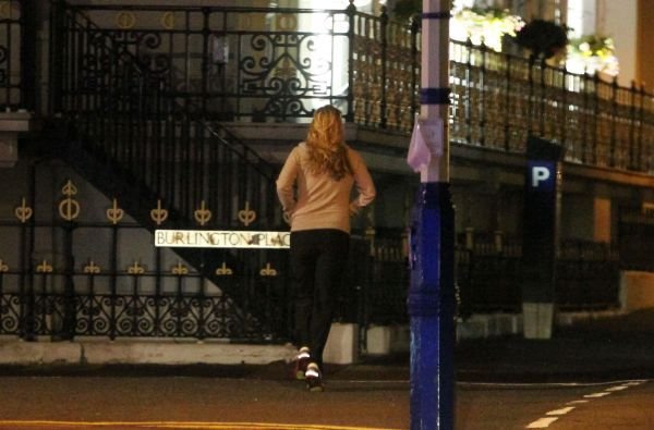 19.6. 2013, 22:38, Anglie - Eastbourne - Petra vybíhá na ulici