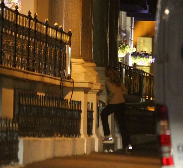 19.6. 2013, 22:39, Anglie - Eastbourne - Mizí za tmy v hotelu Cavendish, kde bydlí Štěpánek
