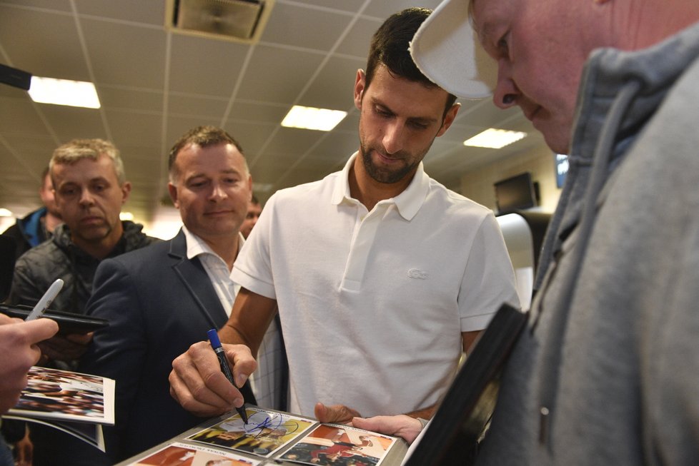 Tenisová hvězda Novak Djokovič rozdává autogramy.