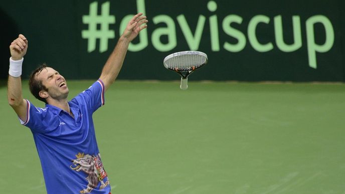 Radek Štěpánek slaví výhru nad Španělem Nicolásem Almagrem a zisk Davis Cupu