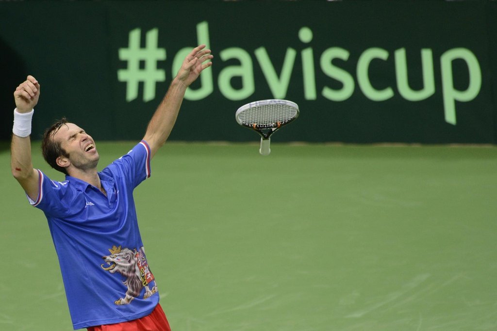 Radek Štěpánek slaví výhru nad Španělem Nicolásem Almagrem a zisk Davis Cupu