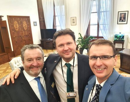 Radek Vondráček, Radim Holiš (vpravo) a Robert Stržínek ve Sněmovně (8.11.2021)