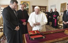 Vondráčkek přivezl papeži slivovičku
