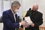 Šéf Senátu Miloš Vystrčil předal dětskému domovu v Jihlavě respirátory. Na snímku s ním ředitel Radek Vovsík