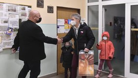 Šéf Senátu Miloš Vystrčil předal dětskému domovu v Jihlavě respirátory. Na snímku s ním ředitel Radek Vovsík