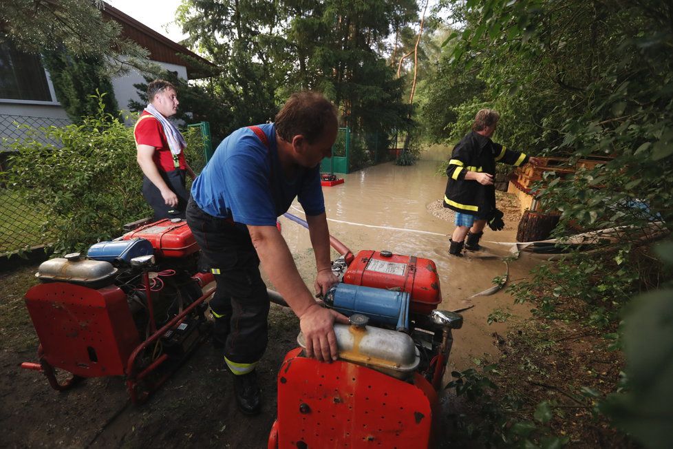 V Radešíně voda z přívalových dešťů vyplavila několik domácností (15.6.2019)