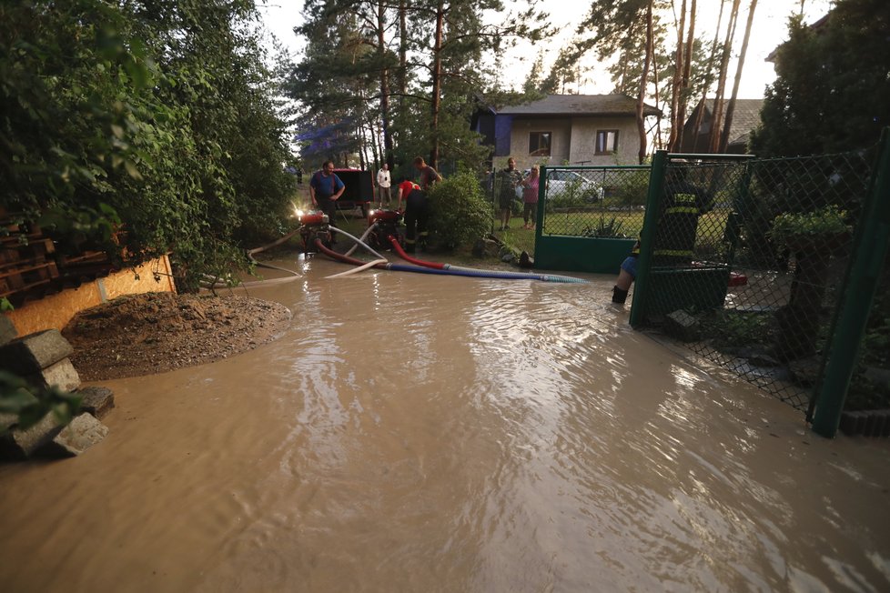 V Radešíně voda z přívalových dešťů vyplavila několik domácností (15.6.2019)