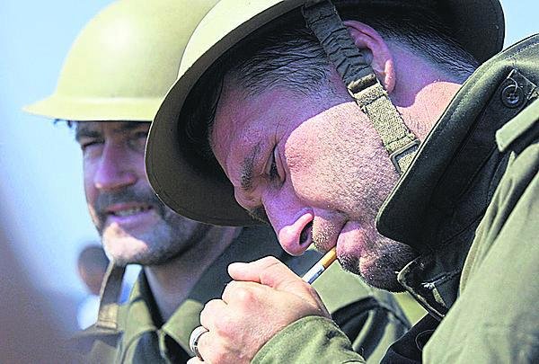 Oba při cvičení na Tobruk, Petr Halberstadt o pauze s cigaretkou.