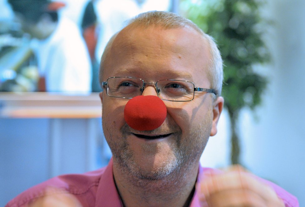 Jančura si ve studiu nasadil klaunský nos.