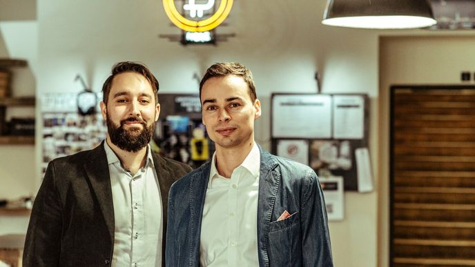 Spoluzakladatelé advokátní kanceláře Blockchain Legal Radim Kozub (vlevo) a Pavel Urbaczka.