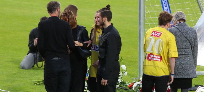 V Ústí nad Labem se pozůstalí, spoluhráči, kamarádi i fanoušci naposledy rozloučili s gólmanem Radimem Novákem, který 12. května podlehl těžké nemoci