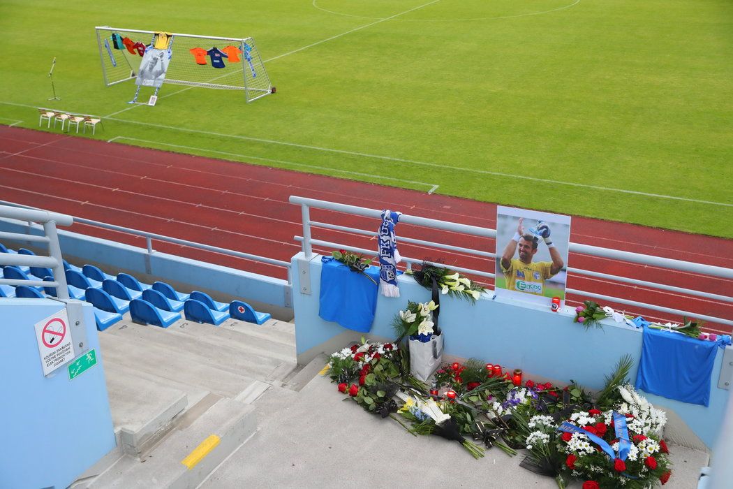 V Ústí nad Labem se pozůstalí, spoluhráči, kamarádi i fanoušci naposledy rozloučili s gólmanem Radimem Novákem, který 12. května podlehl těžké nemoci