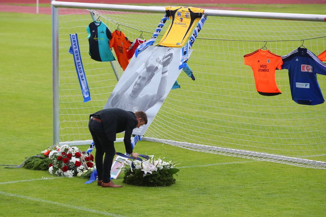 V Ústí nad Labem se pozůstalí, spoluhráči, kamarádi i fanoušci naposledy rozloučili s gólmanem Radimem Novákem, který 12. května podlehl těžké nemoci