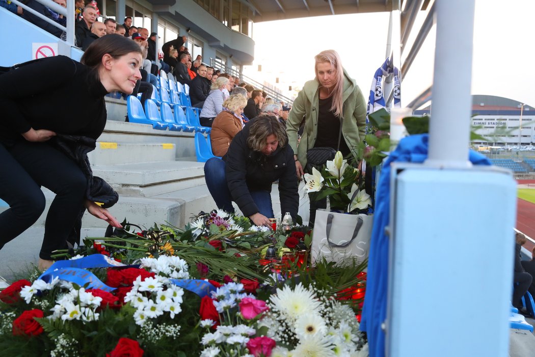 V Ústí nad Labem se pozůstalí, spoluhráči, kamarádi i fanoušci naposledy rozloučili s gólmanem Radimem Novákem, který 12. května podlehl těžké nemoci