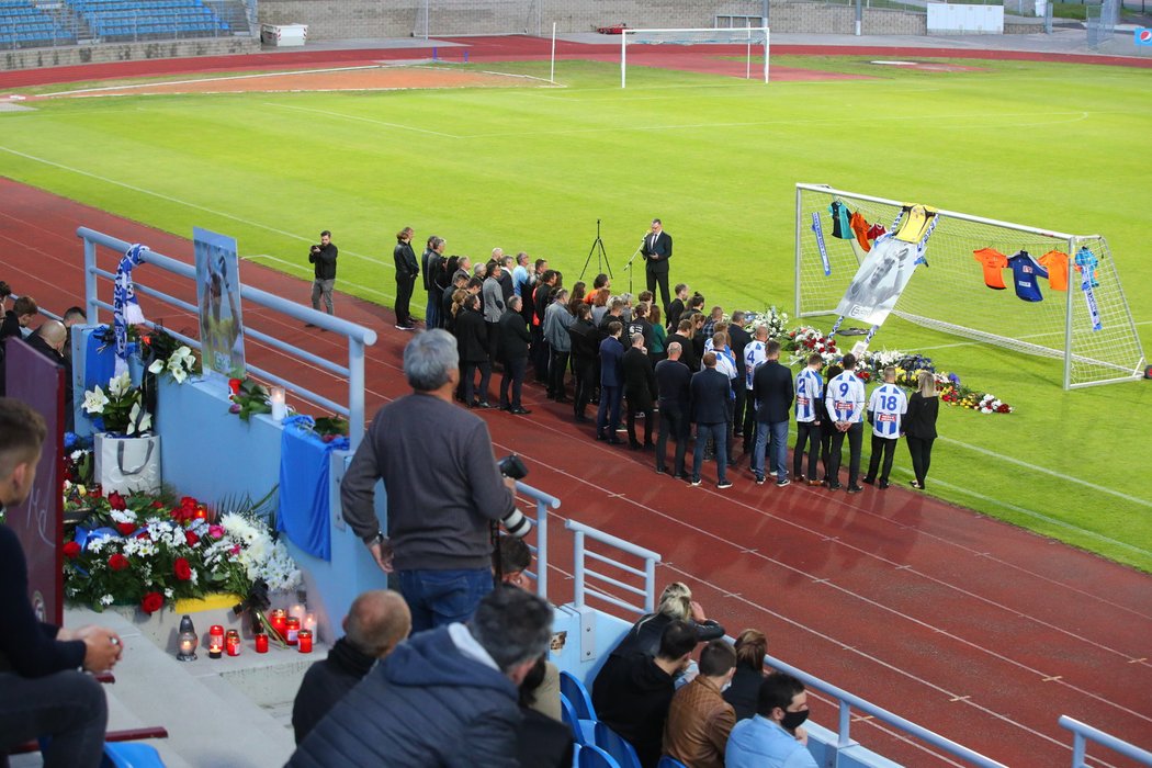 V Ústí nad Labem se pozůstalí, spoluhráči, kamarádi i fanoušci naposledy rozloučili s gólmanem Radimem Novákem, který 12. května podlehl těžké nemoci