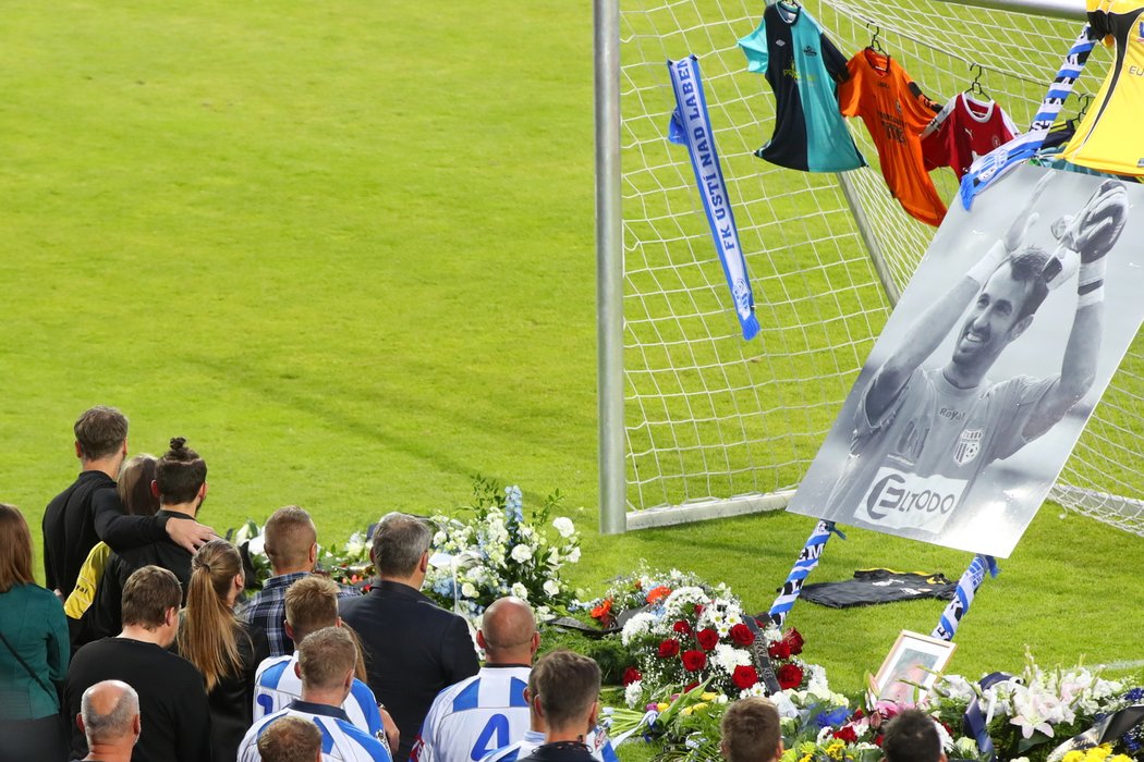 V Ústí nad Labem se pozůstalí, spoluhráči, kamarádi i fanoušci naposledy rozloučili s gólmanem Radimem Novákem, který 12. května podlehl těžké nemoci