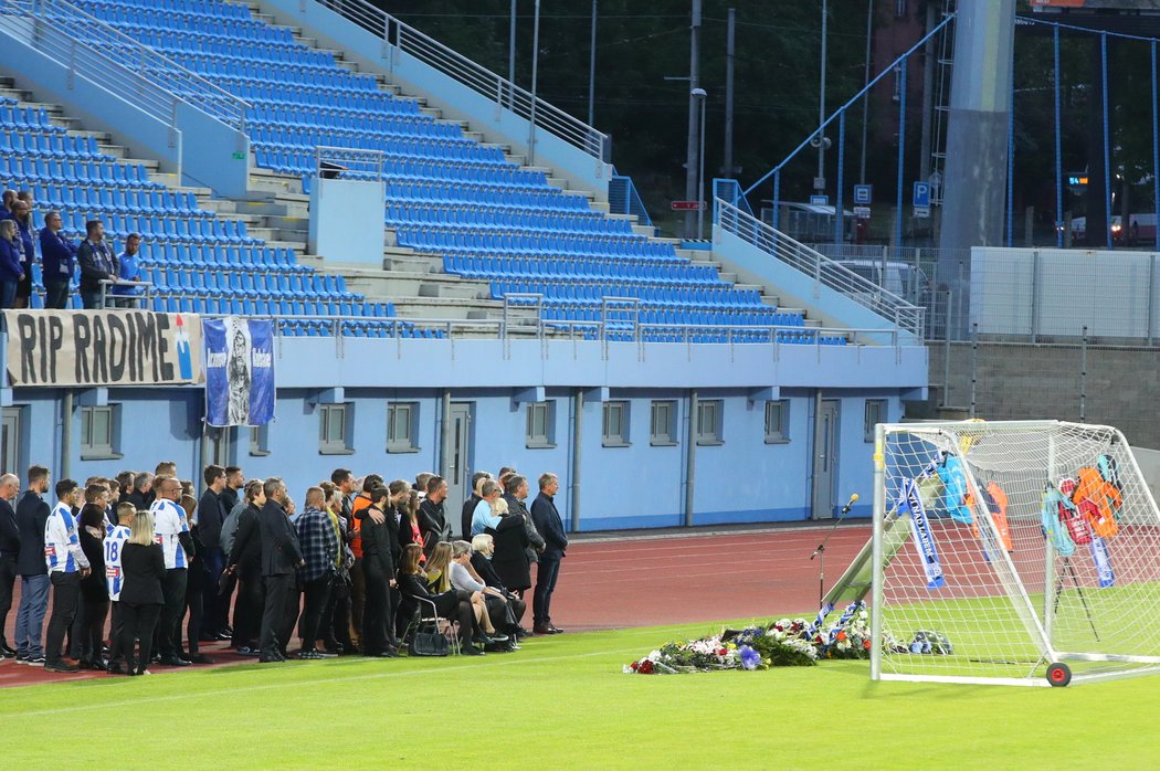 V Ústí nad Labem se pozůstalí, spoluhráči, kamarádi i fanoušci naposledy rozloučili s gólmanem Radimem Novákem, který 12. května podlehl těžké nemoci