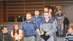 V popředí Radim U., za ním spoluobžalovaný spoluvězeň Patrik Pešta a v pozadí jeden z trestanců, které Radim U. šikanoval a údajně znásilnil.