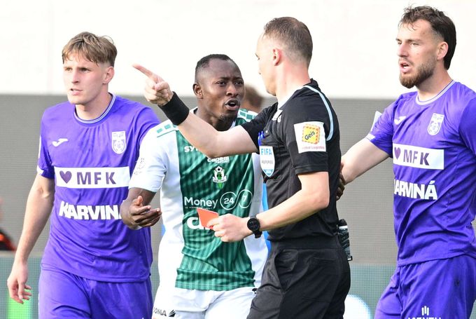 Singhateha chce Sparta, ale teď dostal trest a přijde o start sezony. Šustr nesmí na lavičku Singhateha chce Sparta, ale teď dostal trest a přijde o start sezony. Šustr nesmí na lavičku