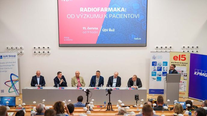 Panelová diskuse na konferenci. Zleva: Jozef Kubínyi, primář Oddělení nukleární medicíny Krajské nemocnice Liberec, David Zogala, přednosta Ústavu nukleární medicíny Všeobecné fakultní nemocnice v Praze, Zdeněk Řehák, primář Oddělení nukleární medicíny Masarykova onkologického ústavu, Jakub Velík, ředitel Odboru dostupnosti léčiv Státního úřadu pro kontrolu léčiv, Patrik Špátzal, ředitel divize Radiofarmaka, ÚJV Řež a Jan Milčák, ředitel sekce Provoz reaktorů Centra výzkumu Řež. Vpravo moderátor, šéfredaktor e15 Nikita Poljakov. Panelová diskuse na konferenci. Zleva: Jozef Kubínyi, primář Oddělení nukleární medicíny Krajské nemocnice Liberec, David Zogala, přednosta Ústavu nukleární medicíny Všeobecné fakultní nemocnice v Praze, Zdeněk Řehák, primář Oddělení nukleární medicíny Masarykova onkologického ústavu, Jakub Velík, ředitel Odboru dostupnosti léčiv Státního úřadu pro kontrolu léčiv, Patrik Špátzal, ředitel divize Radiofarmaka, ÚJV Řež a Jan Milčák, ředitel sekce Provoz reaktorů Centra výzkumu Řež. Vpravo moderátor, šéfredaktor e15 Nikita Poljakov.