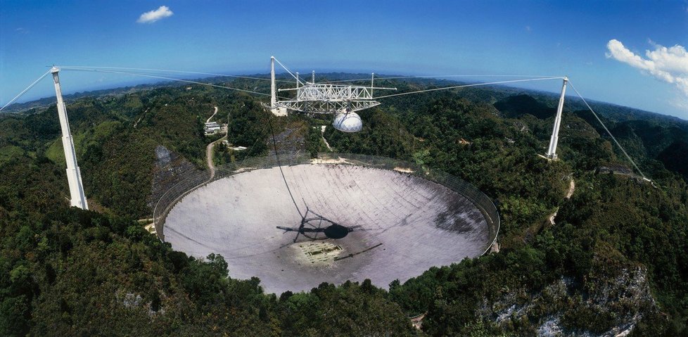 Vesmírné signály zachycuje i teleskop Areciba známý z filmu o Jamesi Bondovi.